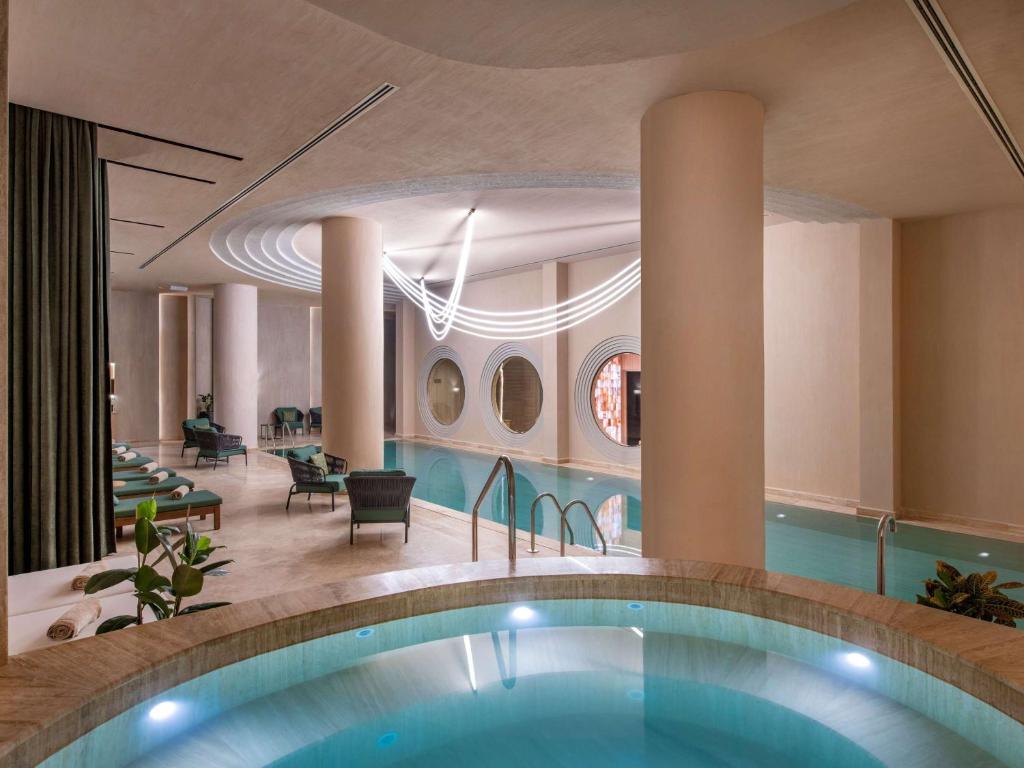 Bazén v ubytování Swissôtel Tbilisi nebo v jeho okolí