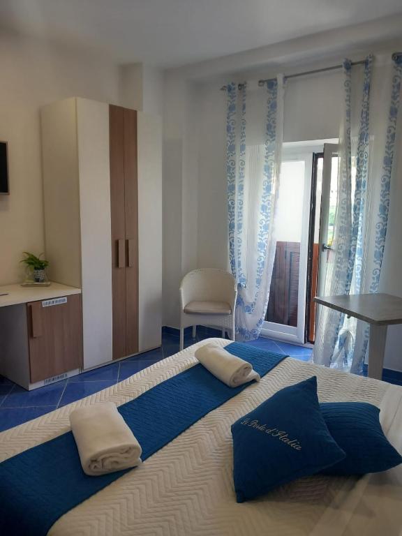 Un dormitorio con una cama grande con dos almohadas encima. en Le Perle d'Italia, en Ravello