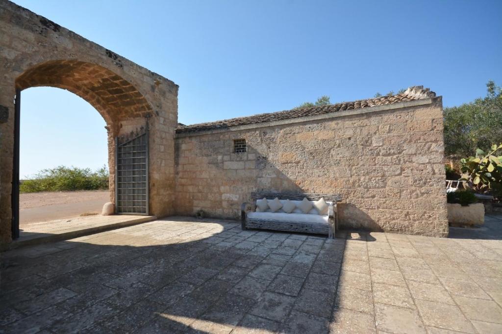 kanapę siedzącą w środku muru. w obiekcie Masseria Bernardini by Symphonya Luxury Rentals w mieście Nardò