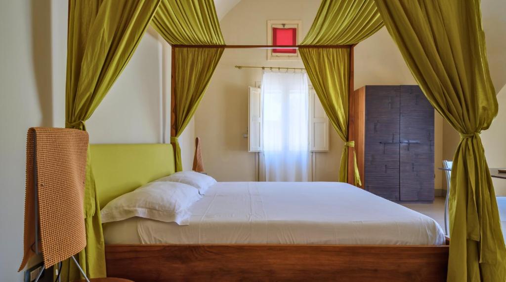 Łóżko lub łóżka w pokoju w obiekcie Masseria Bernardini by Symphonya Luxury Rentals