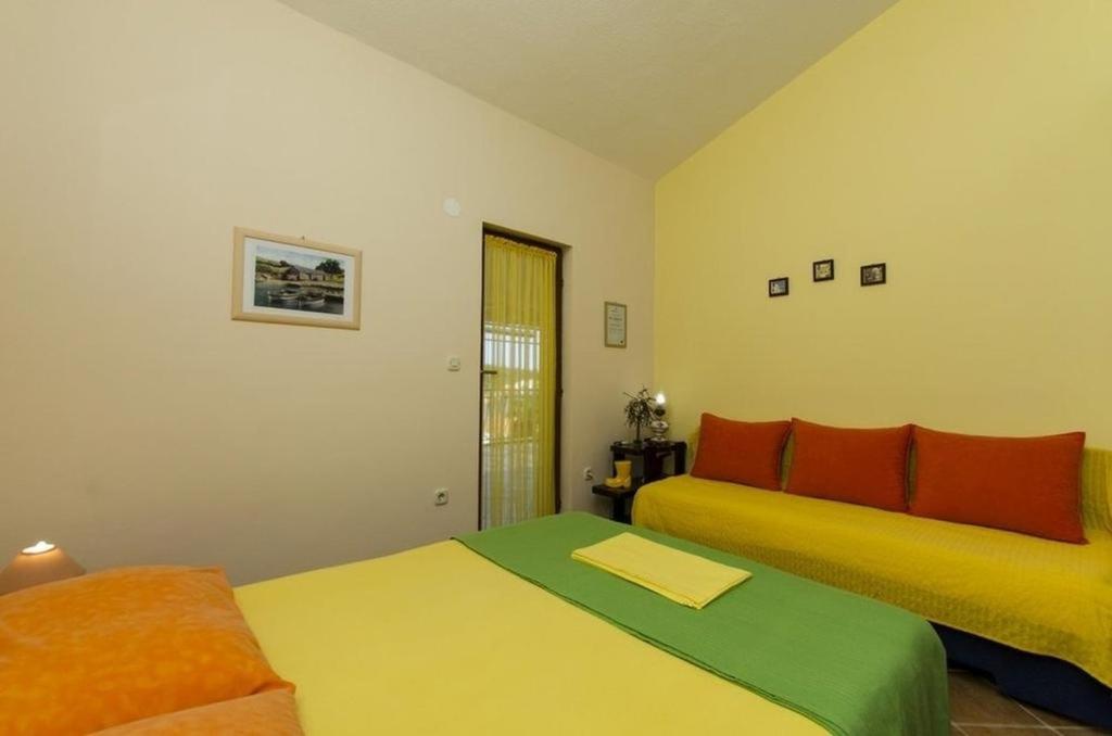 Postel nebo postele na pokoji v ubytování Studio Apartment in Ražanj with Sea View, Terrace, Air Conditioning, Wi-Fi (4597-3)