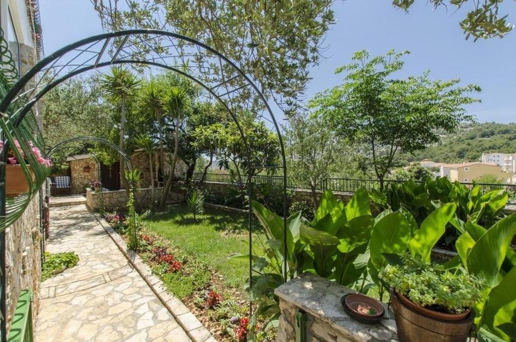 Zahrada ubytování Studio Apartment in Ražanj with Sea View, Terrace, Air Conditioning, Wi-Fi (4597-3)