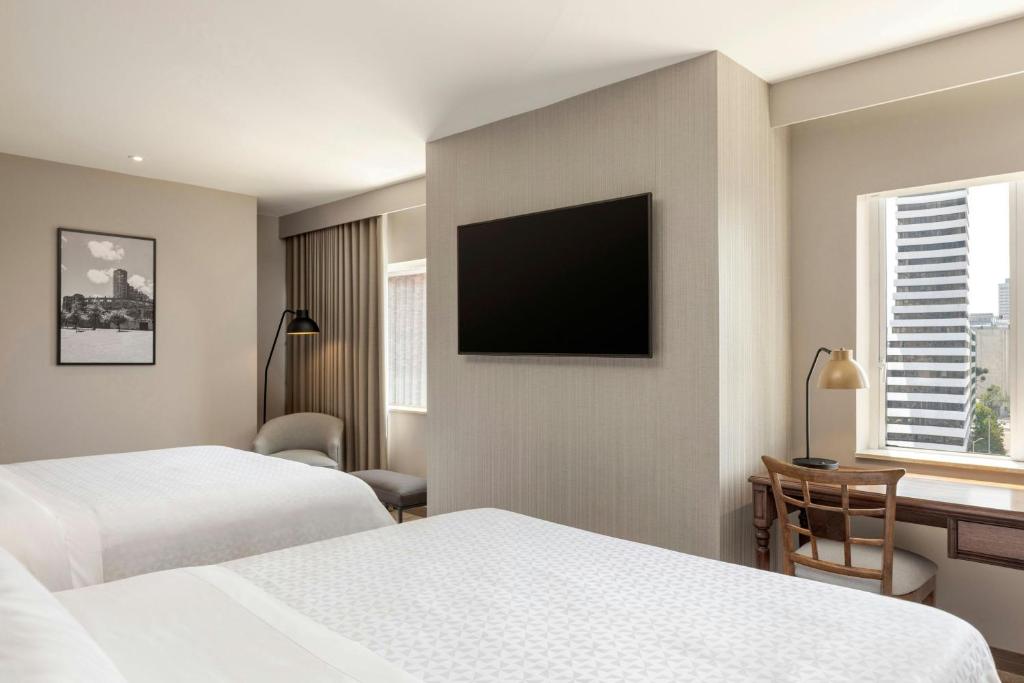 Postel nebo postele na pokoji v ubytování Four Points by Sheraton Tequendama, Bogota