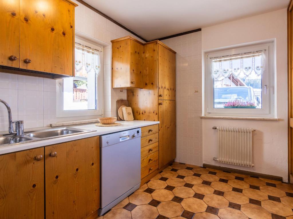 Kuchyňa alebo kuchynka v ubytovaní Apartment Cesa Micheluzzi - CZI712 by Interhome