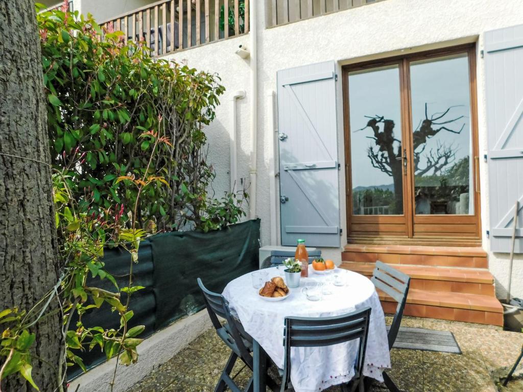 - une table sur la terrasse d'une maison dans l'établissement Apartment L'Olympie by Interhome, à Les Playes