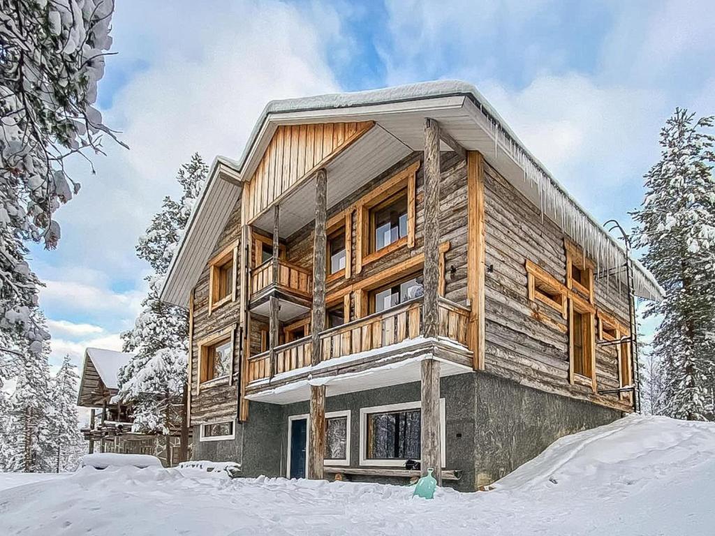 une grande maison en bois sous la neige dans l'établissement Holiday Home Pyhän kivi by Interhome, à Pyhätunturi