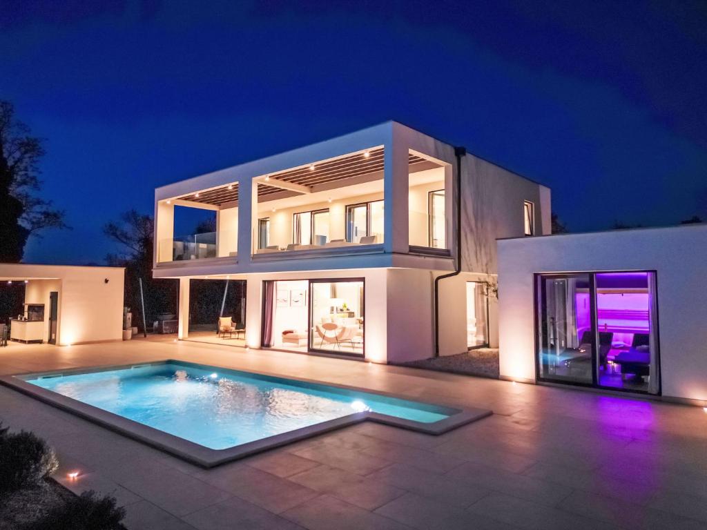 duży dom z basenem w nocy w obiekcie Holiday Home Villa Sonia by Interhome w mieście Nedeščina