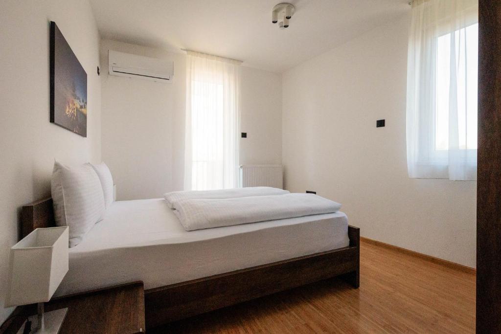Katil atau katil-katil dalam bilik di TESLA Residence Subotica