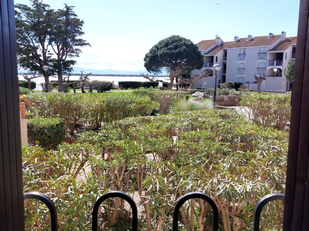 d'un balcon avec vue sur le jardin. dans l'établissement Apartment Dominica-1 by Interhome, au Barcarès