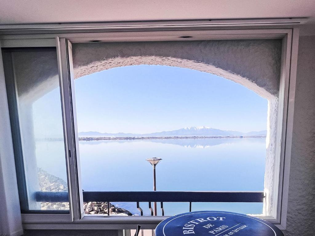 - une fenêtre avec vue sur une étendue d'eau dans l'établissement Studio Coudalère-Guadeloupe-11 by Interhome, au Barcarès