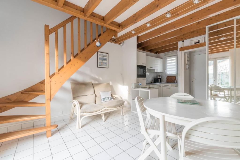 une cuisine et une salle à manger avec une table et des chaises dans l'établissement LES SAULES - 750m plage - Parking, à Pornichet