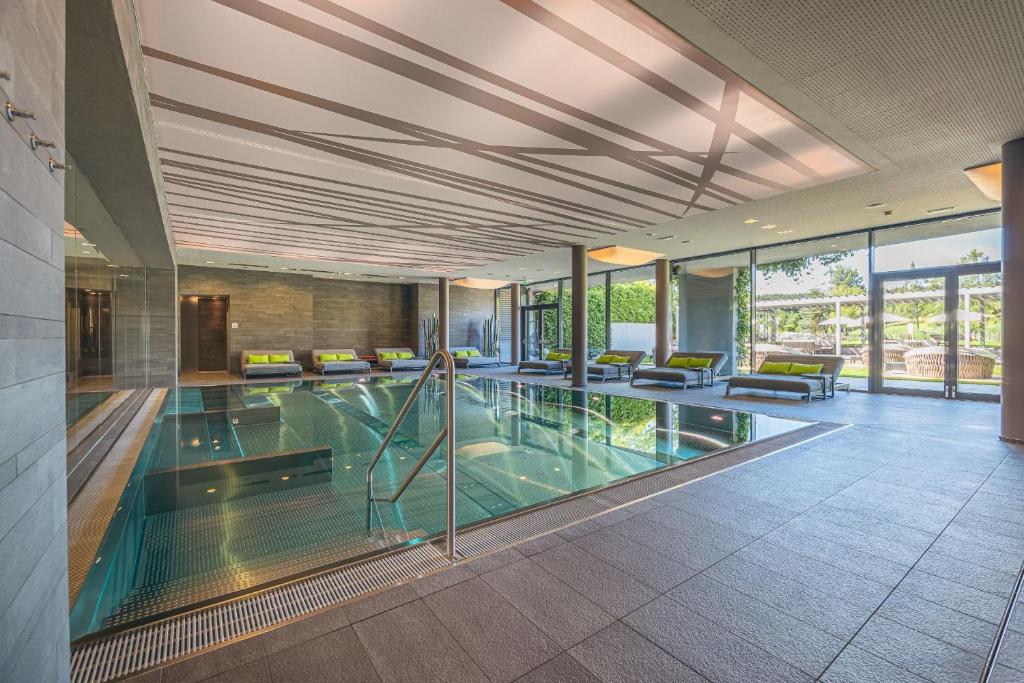 Bazén v ubytování Ritzenhof - Hotel und Spa am See 4-Sterne-Superior nebo v jeho okolí