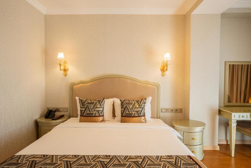 Postel nebo postele na pokoji v ubytování Panorama Lisi Grand Hotel