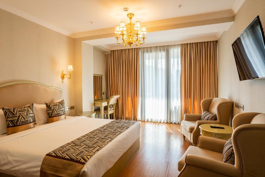 Postel nebo postele na pokoji v ubytování Panorama Lisi Grand Hotel