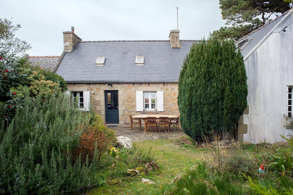 an old stone house with a picnic table in front of it at Ty Crec'h Goulard - Proche Plages in Penvénan