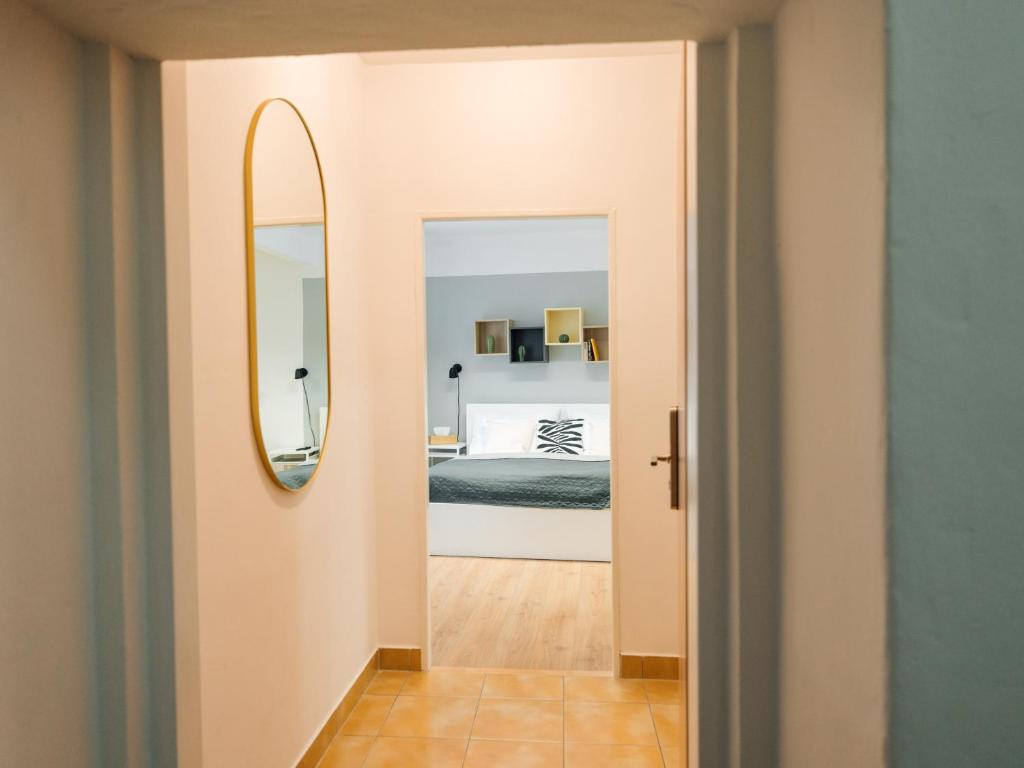corridoio con specchio e letto di 7nights Apartments Dominikánské naměstí a Brno
