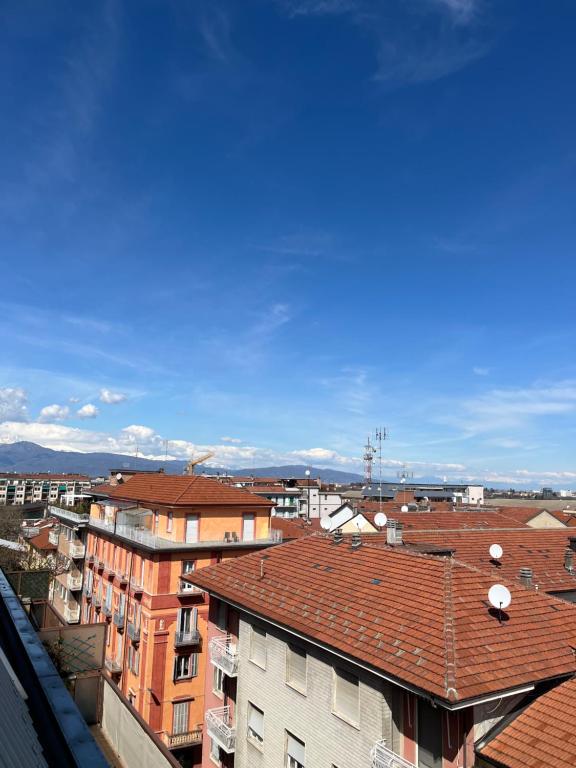 Nespecifikovaný výhled na destinaci Cuneo nebo výhled na město při pohledu z penzionu