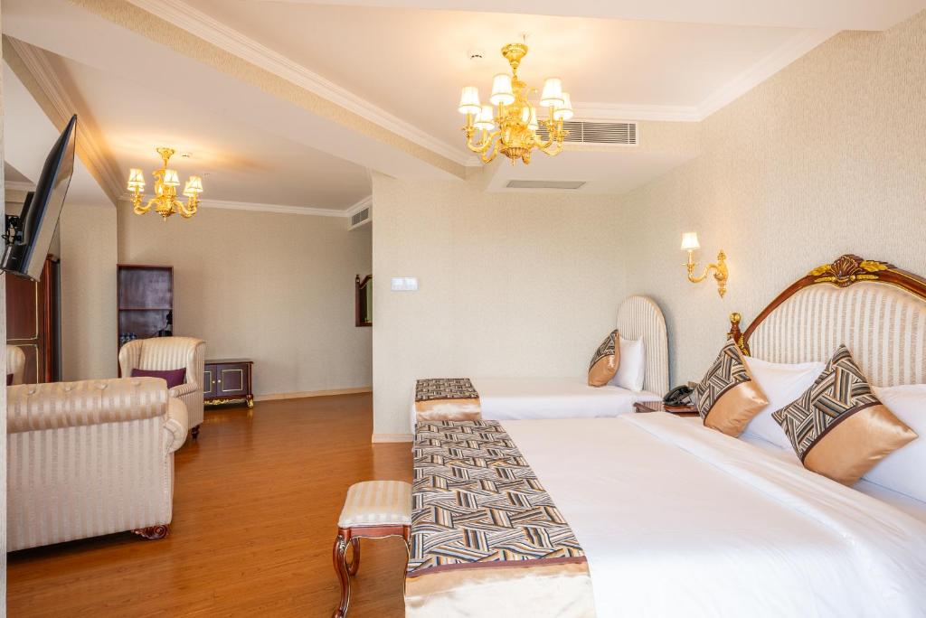 Postel nebo postele na pokoji v ubytování Panorama Lisi Grand Hotel