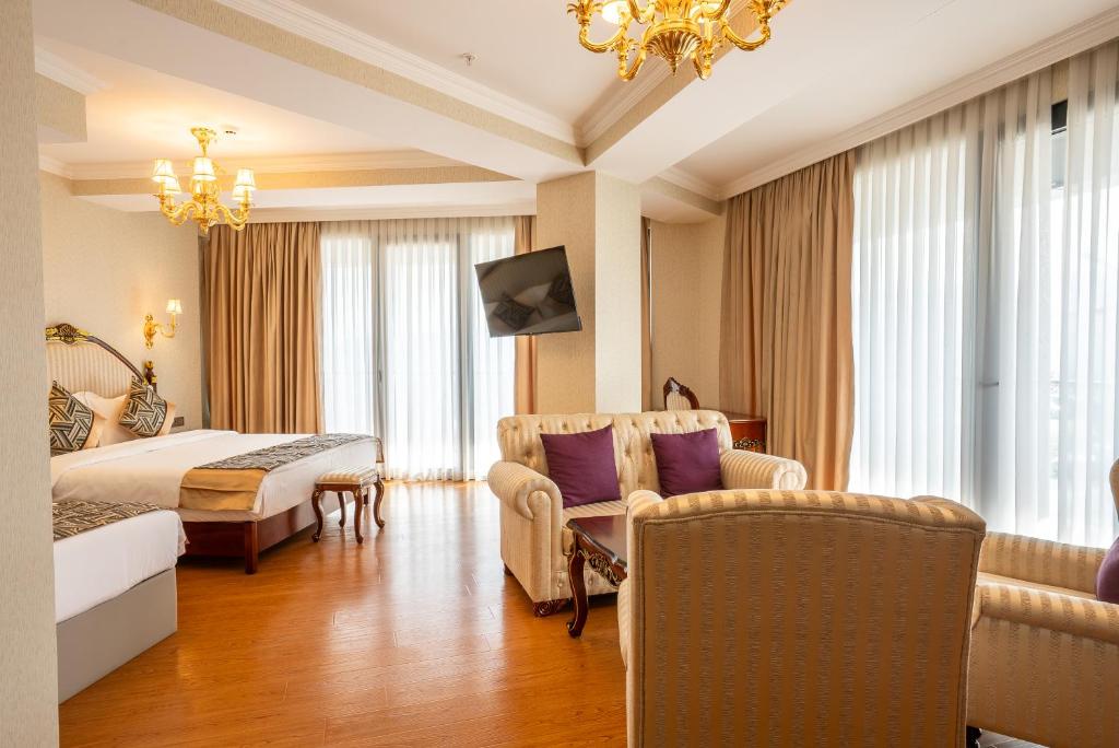 Postel nebo postele na pokoji v ubytování Panorama Lisi Grand Hotel