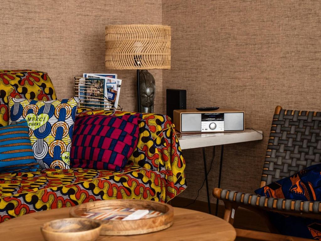 un salon avec un canapé et une table dans l'établissement Ti Coco, à Perros-Guirec