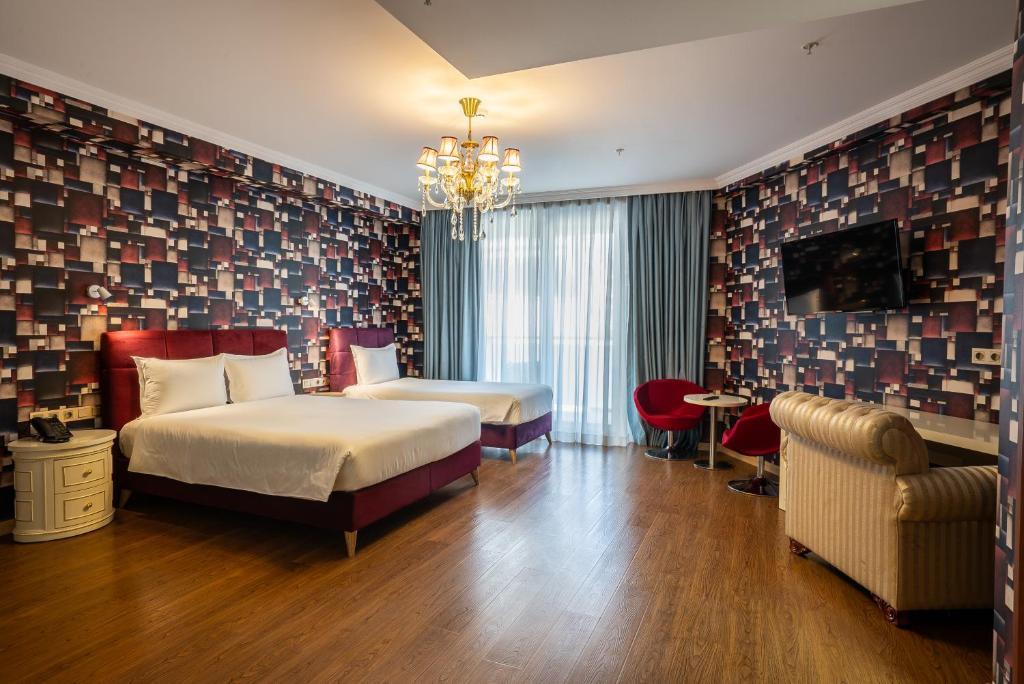 Postel nebo postele na pokoji v ubytování Panorama Lisi Grand Hotel