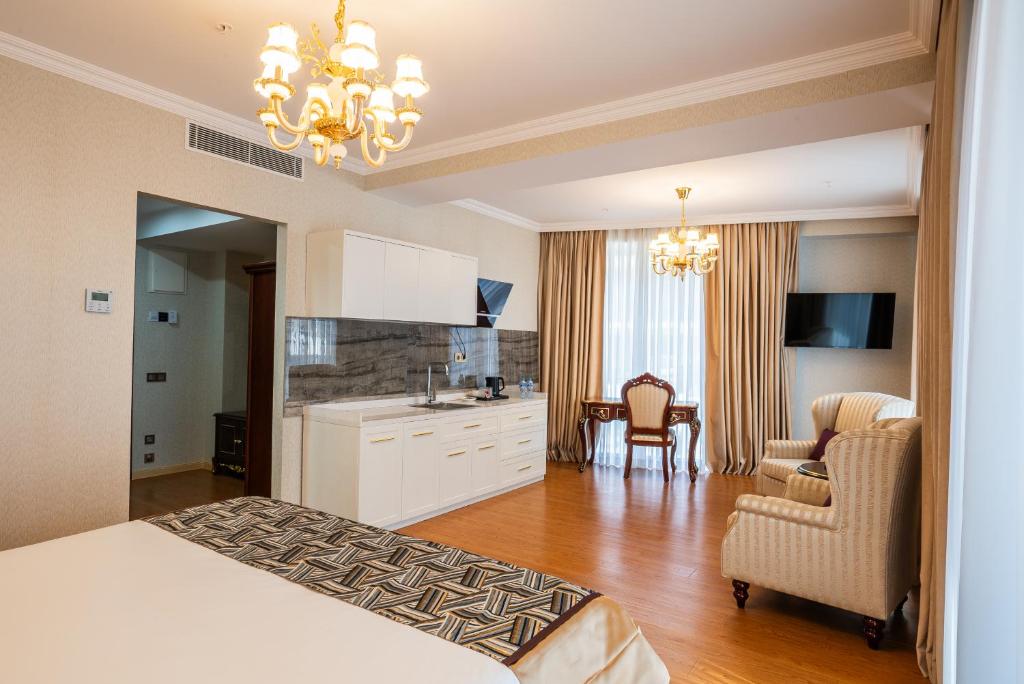 Kuchyň nebo kuchyňský kout v ubytování Panorama Lisi Grand Hotel