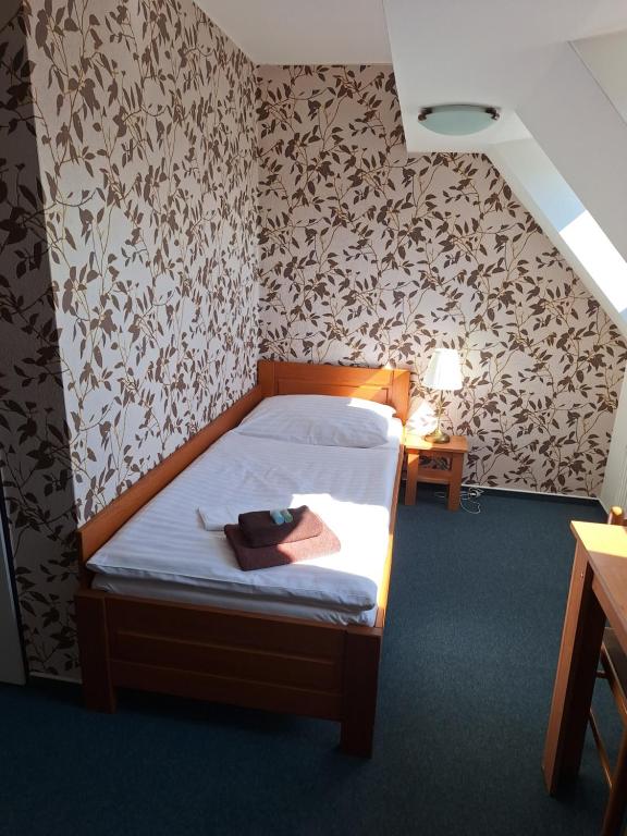 Postel nebo postele na pokoji v ubytování Hotel Koruna