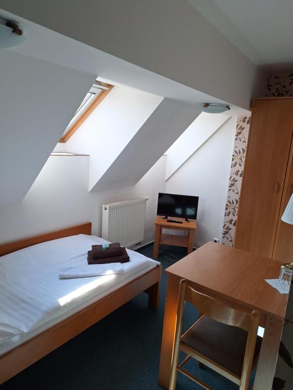 Postel nebo postele na pokoji v ubytování Hotel Koruna