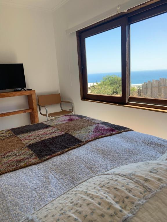 Giường trong phòng chung tại Tiny cabaña en playa hermosa