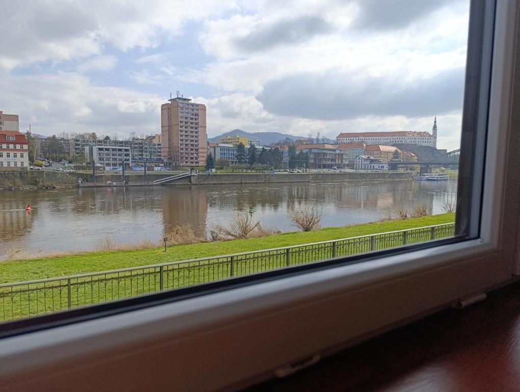 Výhled na řeku, která protéká v blízkosti apartmánu