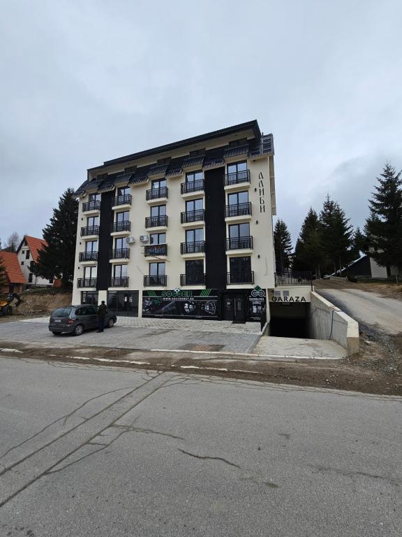 Το κτήριο όπου στεγάζεται  το διαμέρισμα