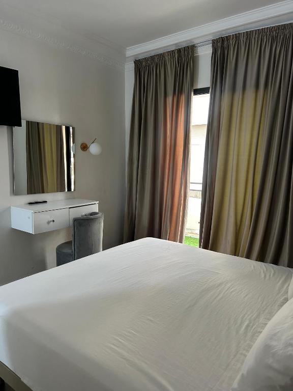 Postel nebo postele na pokoji v ubytování Crystal hotel