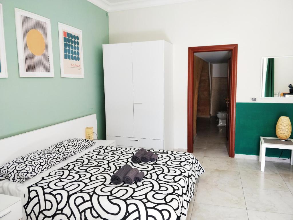 Postel nebo postele na pokoji v ubytování Kalos Rooms