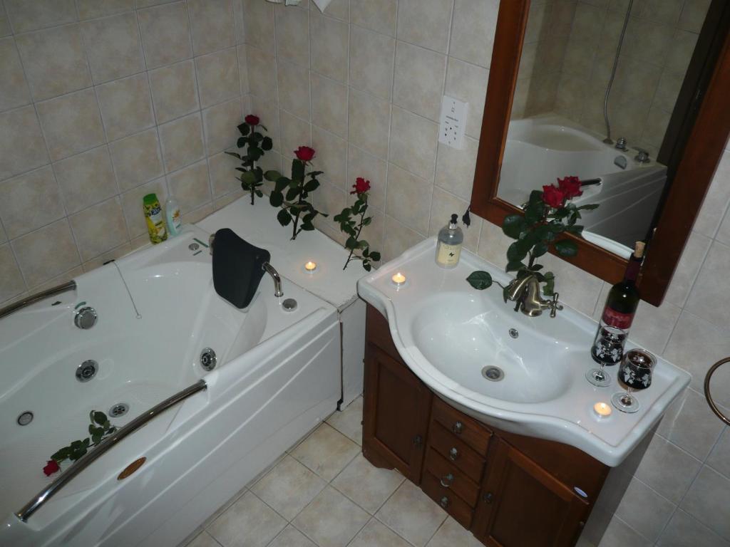 a bathroom with a tub and a sink and a bath tub at Esperando in Maroni