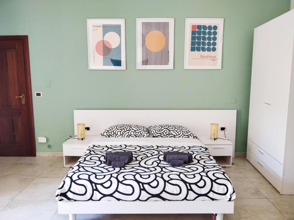 Postel nebo postele na pokoji v ubytování Kalos Rooms