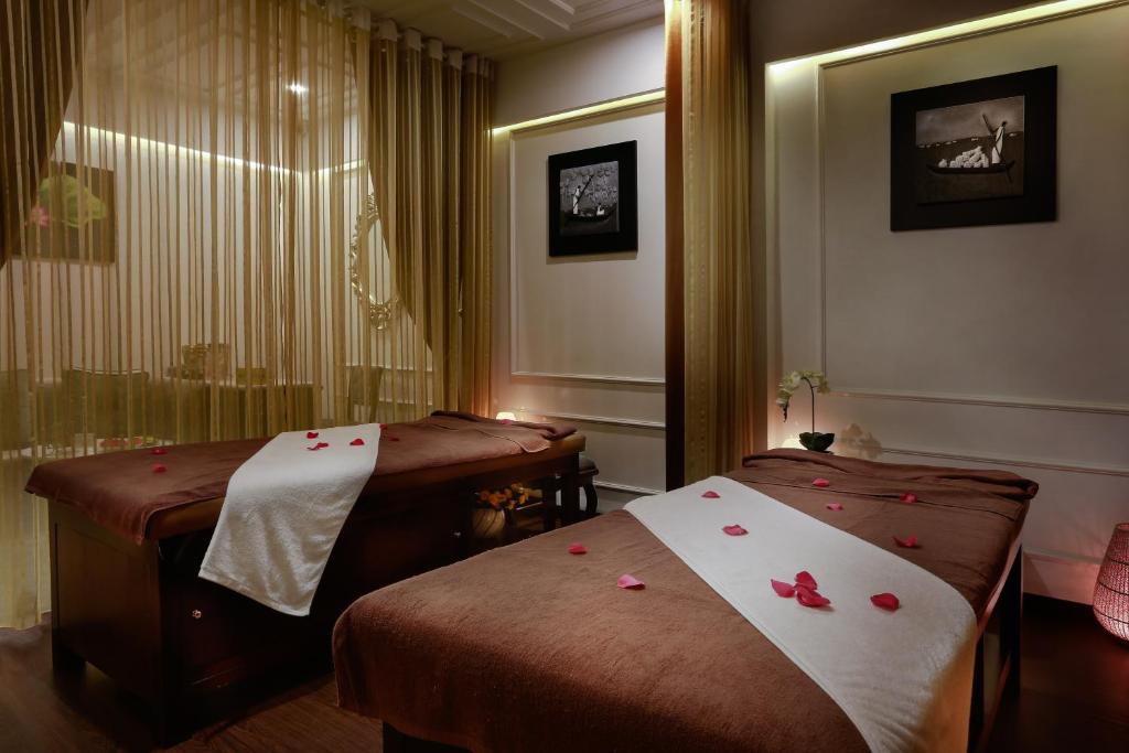 Postel nebo postele na pokoji v ubytování Hanoi Marvellous Hotel & Spa