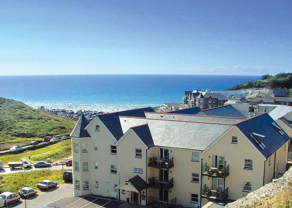 ein großes Gebäude mit Meerblick in der Unterkunft Beachcombers in Newquay Bay Resort