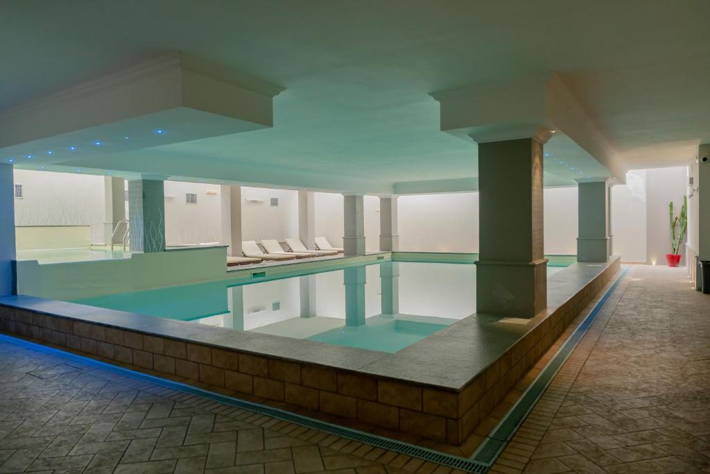 Basen w obiekcie Spa Hotel Splendid Sole lub w pobliżu