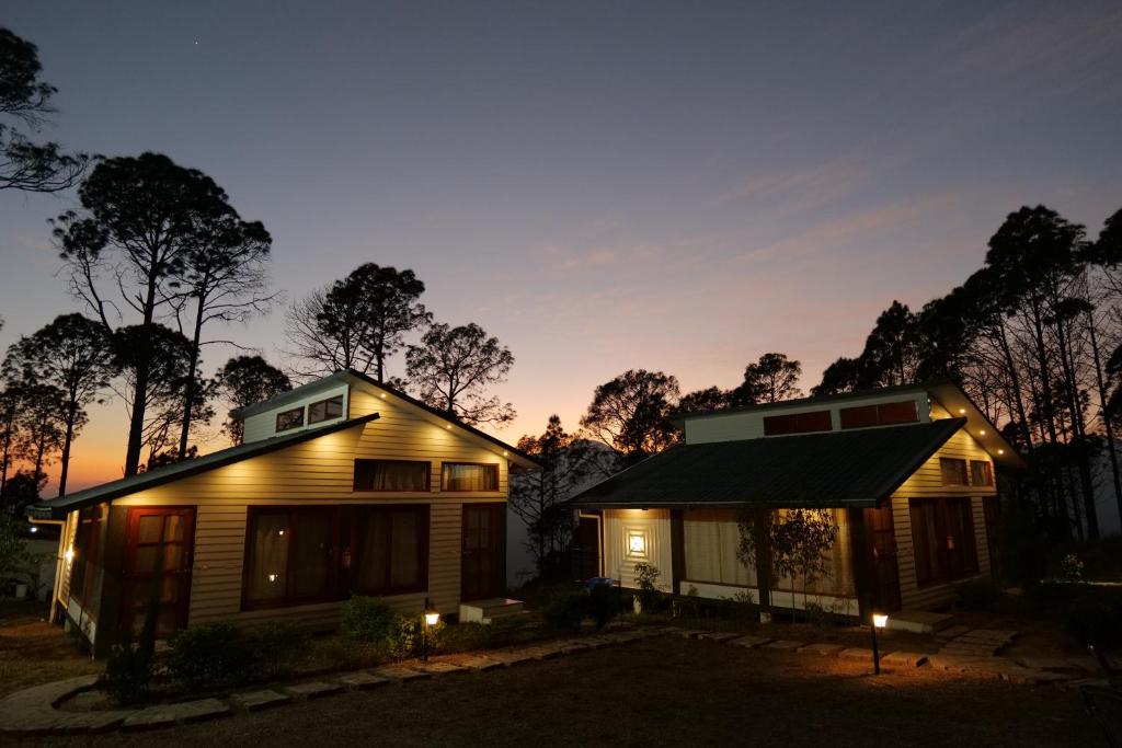 a house at night with the lights on at Conifer Resort in Jajal