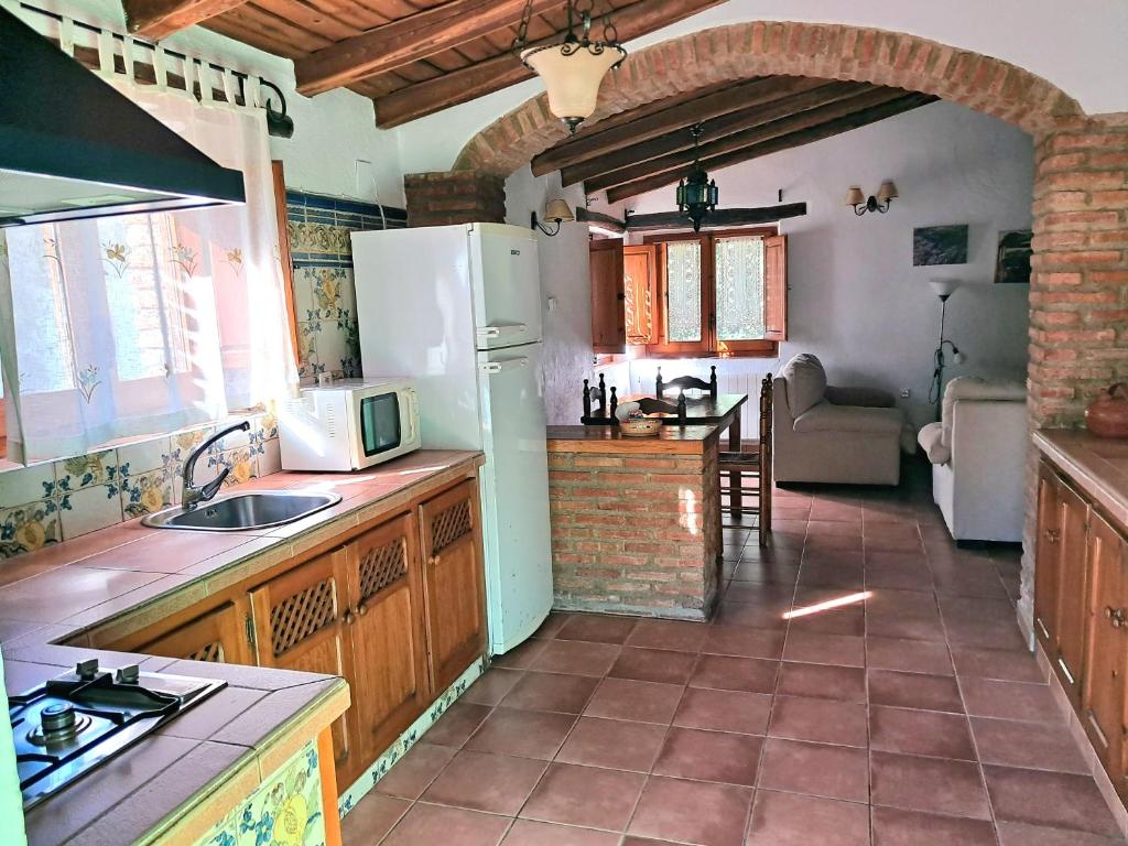 Una cocina o zona de cocina en El Jiniebro Turismo Rural