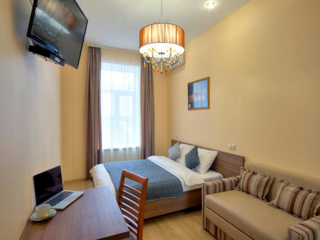 TV a/nebo společenská místnost v ubytování Golden Gate Inn