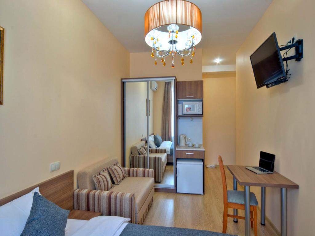 TV a/nebo společenská místnost v ubytování Golden Gate Inn