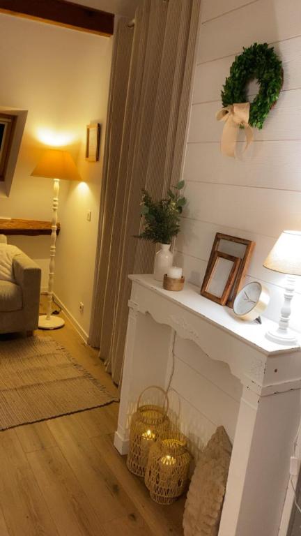 a living room with a fireplace with a christmas wreath at La Perle Semuroise in Semur-en-Auxois