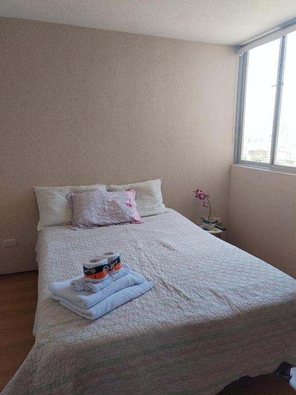 Ένα ή περισσότερα κρεβάτια σε δωμάτιο στο Departamento con bonita vista