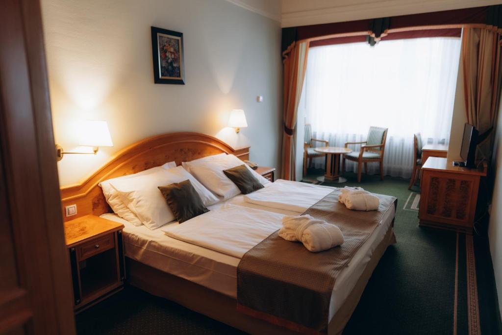 Postel nebo postele na pokoji v ubytování Parkhotel Golf Marianske Lazne