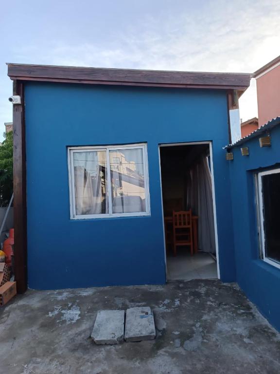 a blue wall of a house with a window at departamento mar de ostende in Ostende