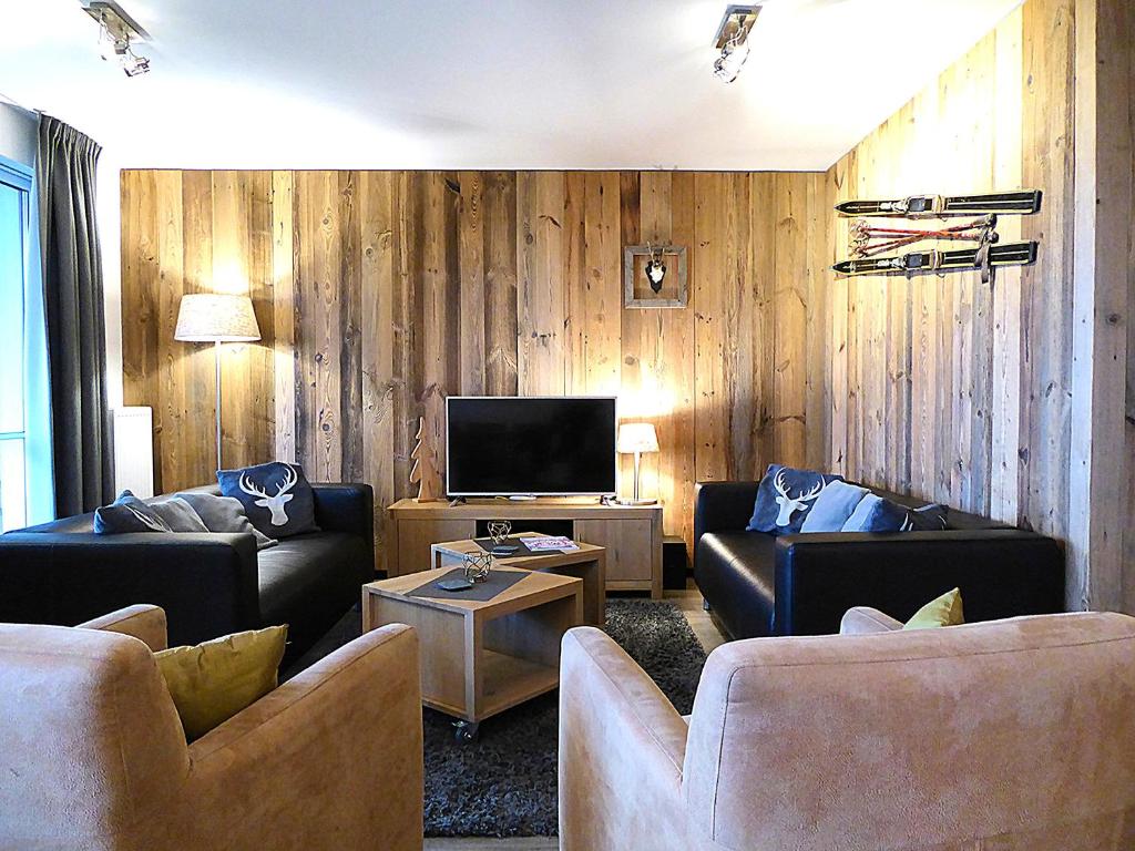 un soggiorno con due divani e una televisione di Mountain Lodge Wifi 6 Pers am Skilift mit Aussicht a Winterberg
