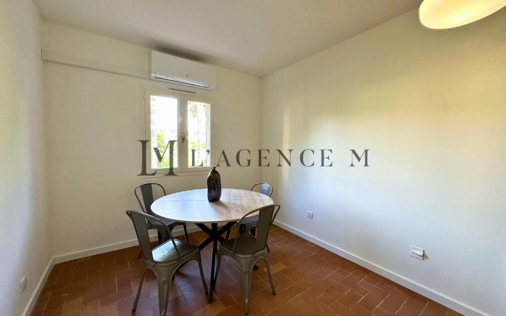 une salle à manger avec une table et des chaises dans l'établissement Appartement Lugaro Paisible & charmant, à Calvi