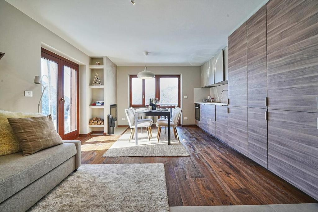 Kuchyň nebo kuchyňský kout v ubytování MCX Vacation Rental - Luce delle Alpi, Family Apartment Duplex a Valtournenche, nel pittoresco villaggio Bringaz