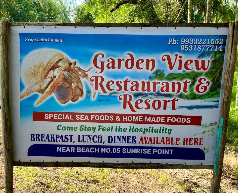 ein Schild für ein Fischrestaurant und ein Resort in der Unterkunft Garden View Restaurant and Home Stay in Neill Island